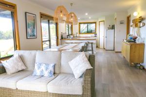 亚瑟港Bridgecroft Beach Shack blissful spa retreat for 6的一间带白色沙发的客厅和一间厨房