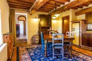 Civitella MarittimaAppartamento gli Archi的厨房配有木桌和蓝色椅子