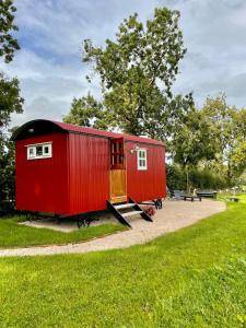 MountnugentSheelin Shepherds Hut 2 with Hot Tub的公园里一辆红色火车车厢