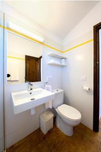 卡拉莫若尔萨考尼公寓式酒店的浴室配有白色水槽和卫生间。