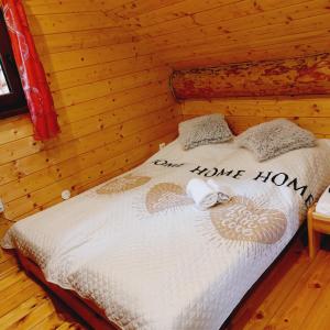 普列维扎Kanadský zrub的小木屋里的一个床位,上面写着:回家是怎么回事