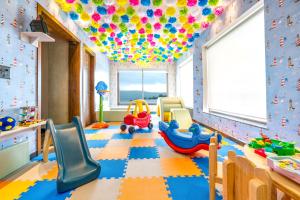 乌代浦'ZANA' Lakeview Resort - most scenic lakeside resort的儿童游戏室,天花板上设有玩具和气球