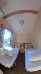 塔特舍尔Tattershall Lakes, Castle View的小型客房 - 带2张床和窗户