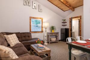 WaitsfieldMad River Lodge的客厅配有沙发和桌子