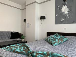 BeaurepaireL'EMBLEME - BOUTIQUE HOTEL的一间卧室配有一张带枕头的床
