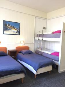 勒图凯-巴黎普拉日AUBERGE RIVA BELLA的一间设有两张双层床的客房