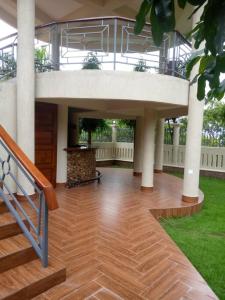基戈马COAST VIEW RESORT的一个带木地板和楼梯的大庭院