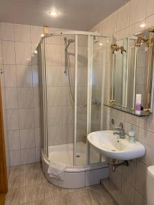 考纳斯Kepezinski ECO Apartments的带淋浴和盥洗盆的浴室