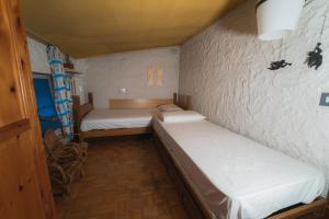 摩德纳迪-坎皮格里奥Fevri apartment的一间小房间,内设两张床