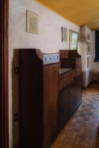 摩德纳迪-坎皮格里奥Fevri apartment的一间厨房,内设木制橱柜