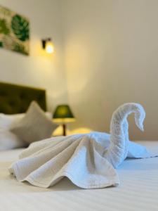 尼甘布J Leaf Hotel By Blue Bird的床上用毛巾制成的天鹅