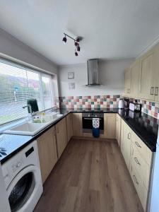 3 bed house in Walsall, perfect for contractors & leisure & free parking的厨房或小厨房