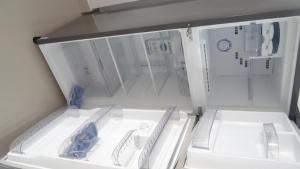 米瑞莎米瑞萨库昆酒店的配有两道白菜的开放式冰箱
