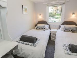 普尔赫利Orchard Lodge的小型客房 - 带2张床和窗户