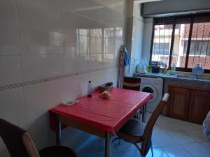 卡萨布兰卡APPARTEMENT ZENITH的厨房里红色的桌子和红色的台面