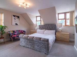 HeeleyGrandeur Homes Sheffield的一间卧室配有一张大床和一张沙发
