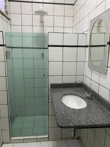 马瑙斯Hotel Central Gold的一间带水槽和镜子的浴室