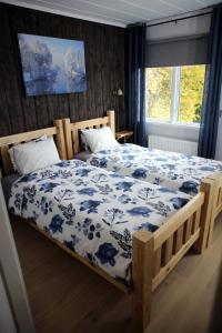 希塞里贝克Wärdshuset Klarälvdalen的一间卧室配有一张带蓝白色毯子的床