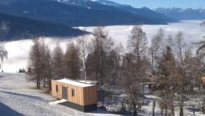 Pill格拉芬纳斯特酒店的雪地中的小屋,享有湖景