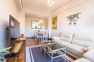 毕尔巴鄂¡Recién publicado!Amezola - Bilbao的客厅配有沙发和桌子