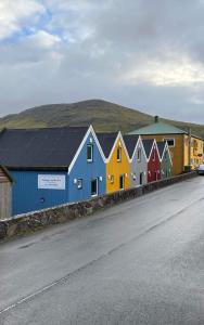 瑟沃格Cottages by the Sea的路边一排色彩缤纷的房屋