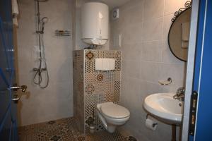 索非亚Villa Magicland的一间带卫生间和水槽的浴室
