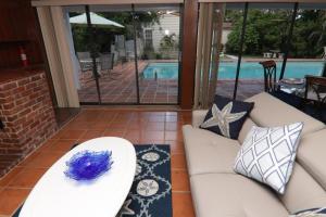 迈阿密La Finca的带沙发和枕头的客厅以及游泳池。