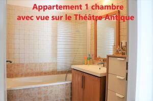 阿尔勒Holiday in Arles -Appartement du Théâtre Antique的带浴缸、水槽和浴缸的浴室