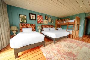 阿斯隆Glasson LakeHouse的绿墙客房内的两张床