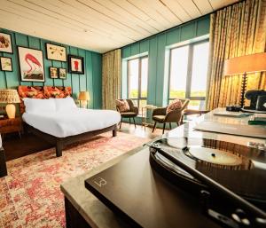 阿斯隆Glasson LakeHouse的一间卧室设有一张床和一间客厅。