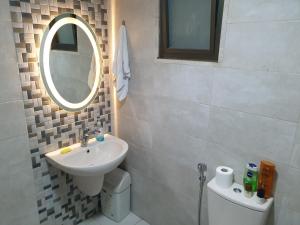安曼Dair Ghbar 2-bedrooms unit的一间带水槽、镜子和卫生间的浴室