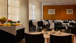 里斯本VIP行政伊甸园公寓式酒店的用餐室配有白色的桌椅和桌面
