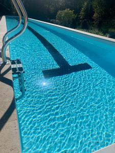 EspoeyMaison aux pieds des Pyrénées - Piscine d'exception de 25m的一个带游泳池的蓝色游泳池