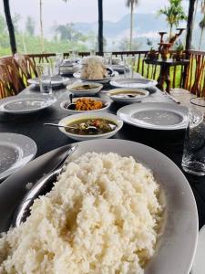 代尼耶耶Misty Mountain- Sinharaja的一张桌子,上面有米饭的白板