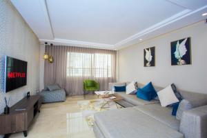 卡萨布兰卡Top flat at central Massira Maarif的带沙发和电视的客厅