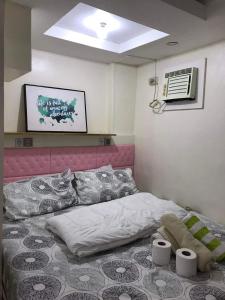 宿务CHE & JAMES FEMALE GUEST House COLON, CEBU的一间小卧室,配有一张床和一个枕头