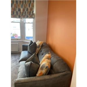 庞特佛雷特Printer's Apartment的客厅配有带枕头的沙发。
