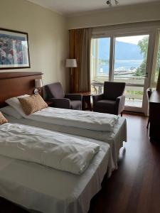 鲁森达尔罗森达尔弗奥德酒店的酒店客房设有两张床和大窗户。
