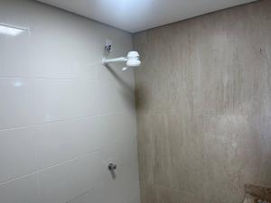 巴西利亚Antonio's Hotel e Spa - Airport的带淋浴喷头的浴室