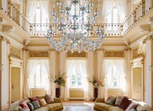 莫尔特拉肖Passalacqua的一个带吊灯的大客厅