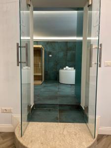 那不勒斯Real Giardinetto a Toledo的一个带水槽的玻璃淋浴间