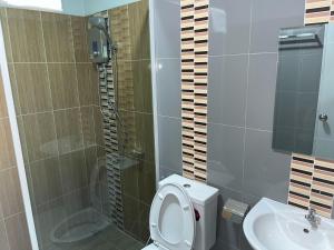 Ban Don Rakเอสซีใสวัฒนา的带淋浴、卫生间和盥洗盆的浴室