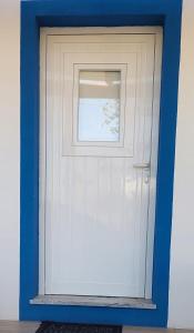 CampeirosCasa Azul do Cerro的蓝色和白色的车库门,带有窗户