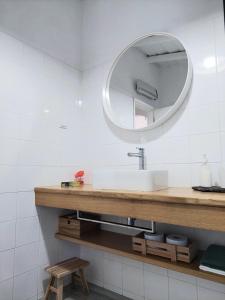 CampeirosCasa Azul do Cerro的一间带水槽和镜子的浴室