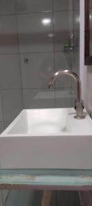 伯迪亚哥Pousada Jolly Roger的浴室内带水龙头的盥洗盆