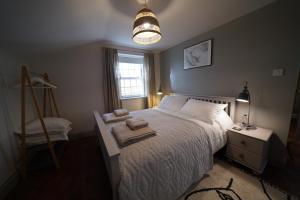 WalmerWalmer, Deal stunning coach house apartment的一间卧室配有带毛巾的床