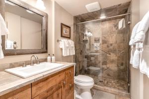 杰克逊Golf Creek 31的带淋浴、盥洗盆和卫生间的浴室