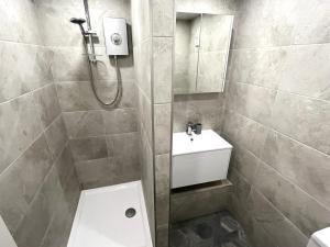 StanleyModern 2 Bedroom, 2 Bathroom Home with Parking的带淋浴、卫生间和盥洗盆的浴室
