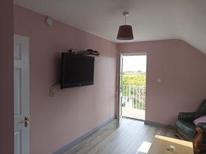 阿基尔Foreen Lodge, Achill Island的客厅的墙上配有平面电视。