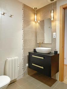 贝纳斯克Apartamento Valle de Alba的一间带水槽和镜子的浴室